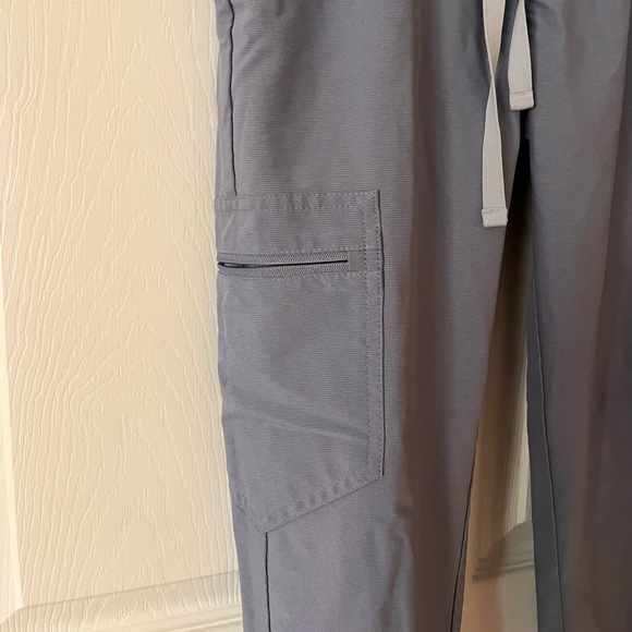 FIGS technical collection scrubs - Picture 6 of 7